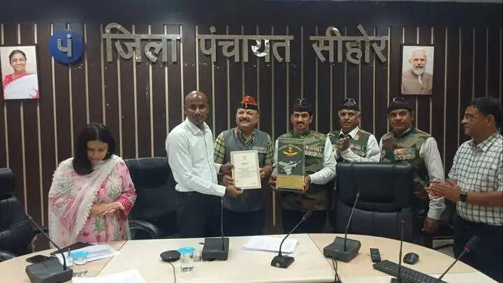 सशस्त्र सेना झंडा दिवस: राज्यपाल ने भोपाल कलेक्टर को प्रशिस्ति पत्र एवं स्मृति चिन्ह से सम्मानित