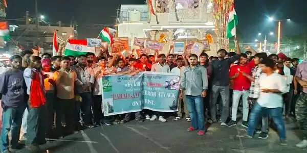 पहलगाम आतंकी हमले के विरोध में कटिहार में कैंडल मार्च