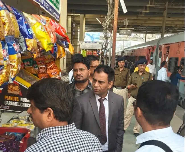 ग्वालियरः विशेष रेलवे मजिस्ट्रेट ने किया मंगला एक्सप्रेस व हीराकुण्ड एक्सप्रेस का औचक निरीक्षण