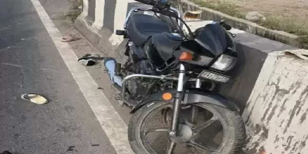 ट्रेलर की टक्कर से पिता-बेटी की मौत, मां घायल