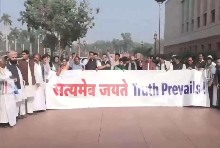 नेशनल हेराल्ड मामले में अदालत के फैसले के बाद विपक्षी सांसदों ने किया संसद भवन परिसर में प्रदर्शन