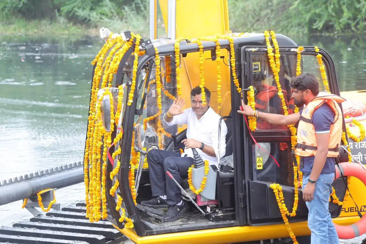 पीडब्ल्यूडी मंत्री प्रवेश वर्मा ने दो अत्याधुनिक लॉन्ग-बूम एम्फीबियस एक्सकेवेटर मशीनों का किया शुभारंभ
