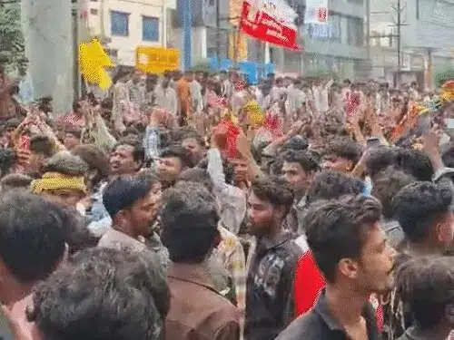इंदौर में विश्व आदिवासी दिवस पर निकली विशाल रैली, हजारों युवा पारंपरिक वेशभूषा में हुए शामिल