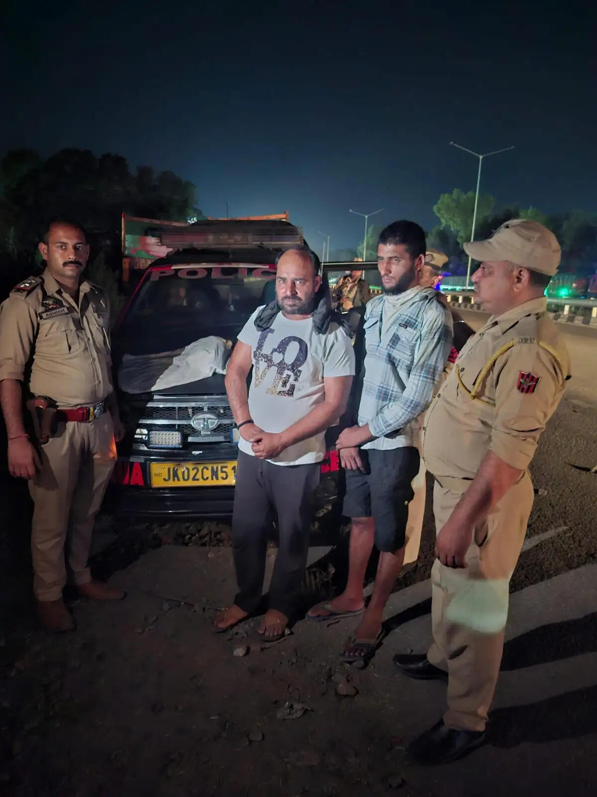भुक्की के साथ 2 तस्कर गिरफ्तार, ट्रक जब्त