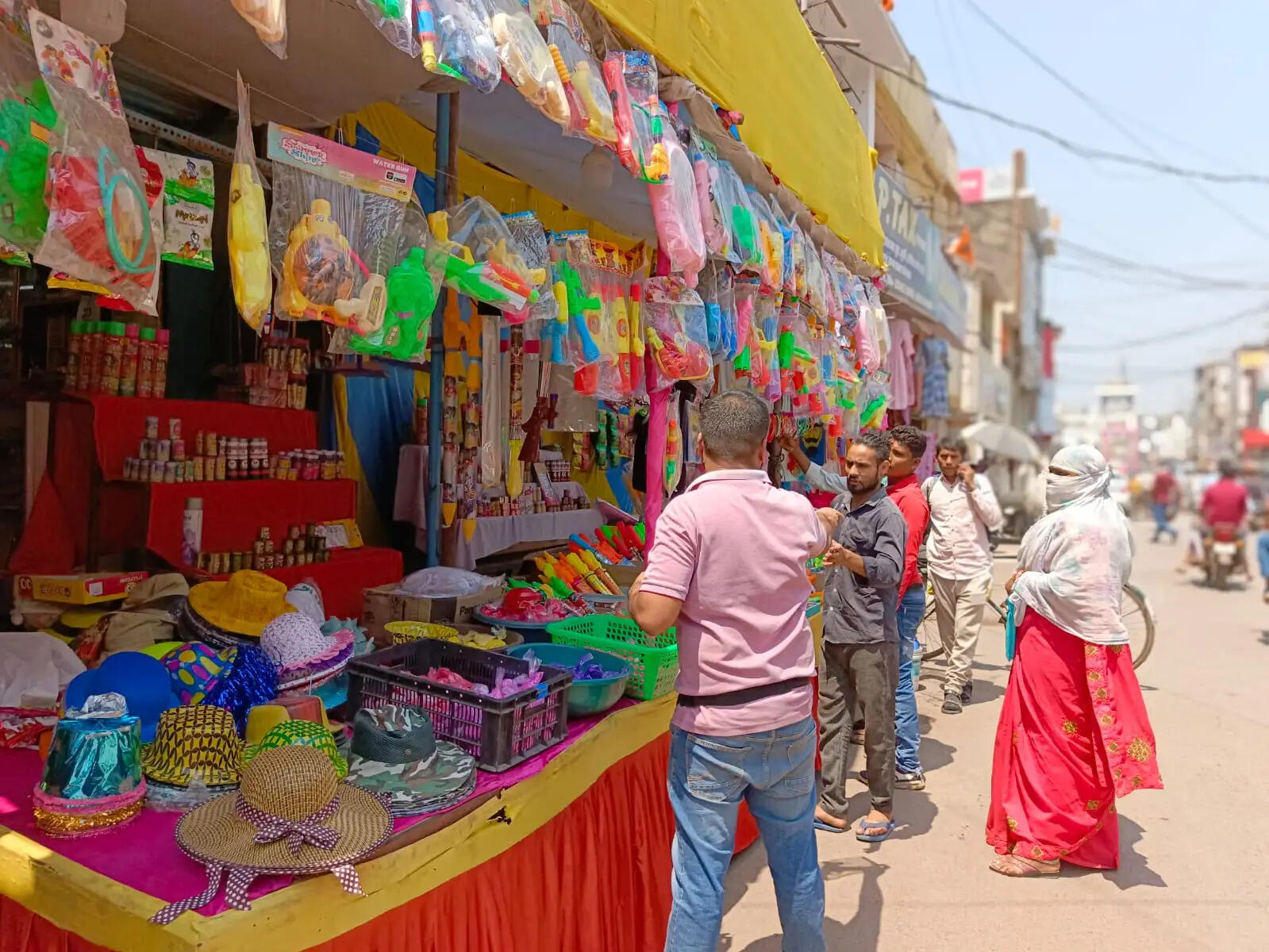 होली में खूब उड़ेगा रंग गुलाल, होलिका दहन में दिखा उत्साह