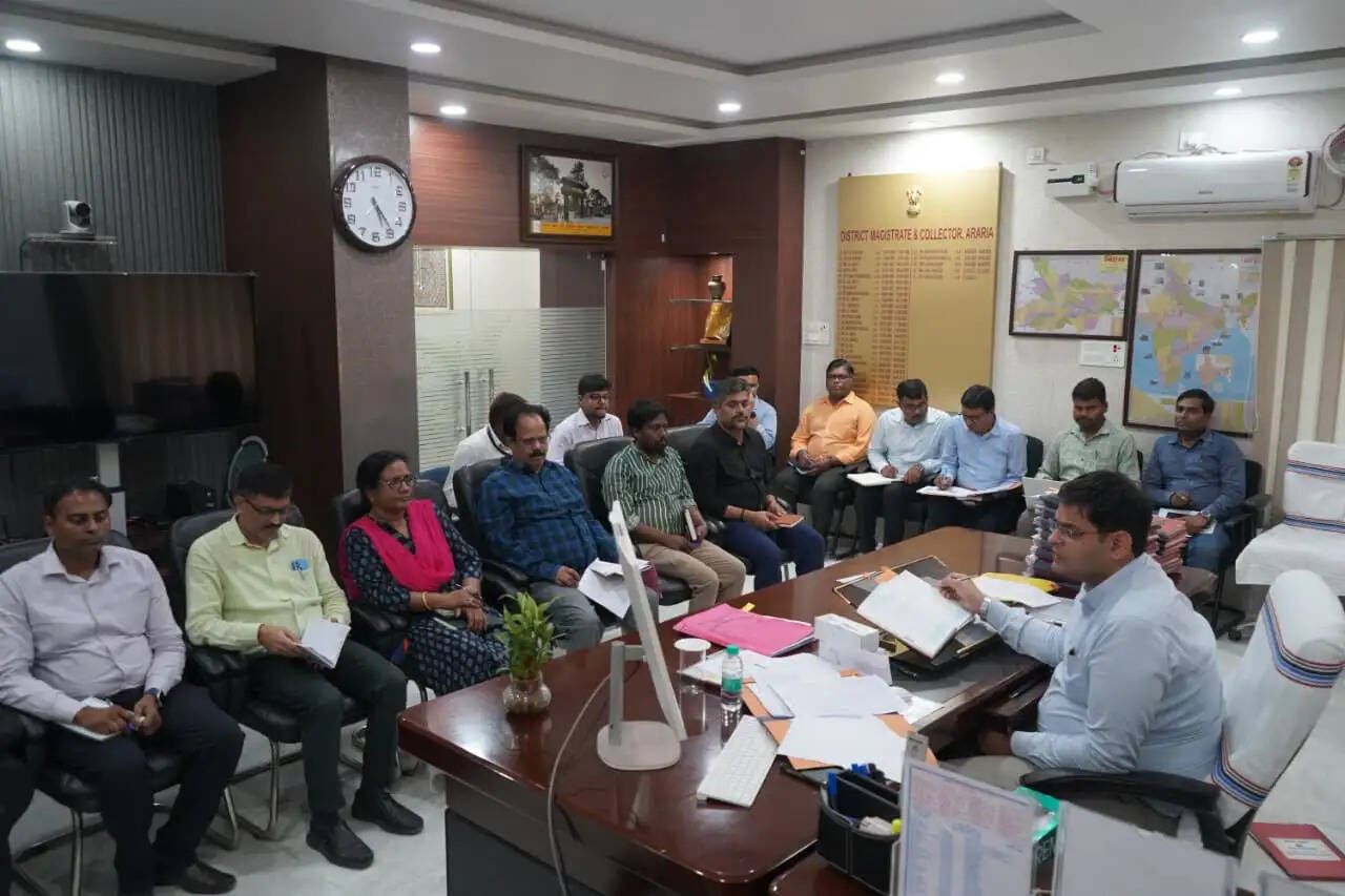 डीएम ने की लघु जल संसाधन विभाग की योजनाओं की समीक्षा,समय पर गुणवत्तापूर्ण कार्य के निर्देश