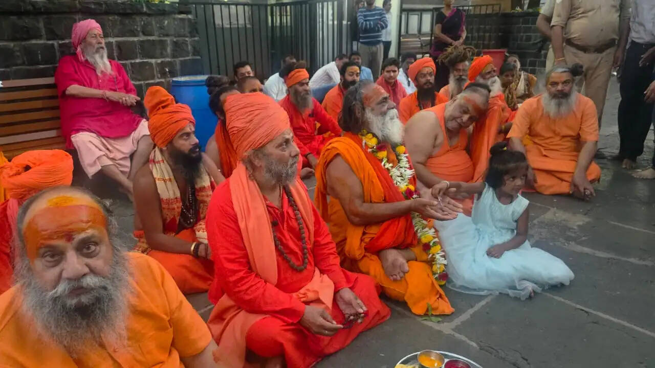 नासिक हरिद्वार उज्जैन कुंभ को लेकर जूना अखाड़े की बैठक, नासिक कुंभ में बनेंगे चारों धामों के मंदिर