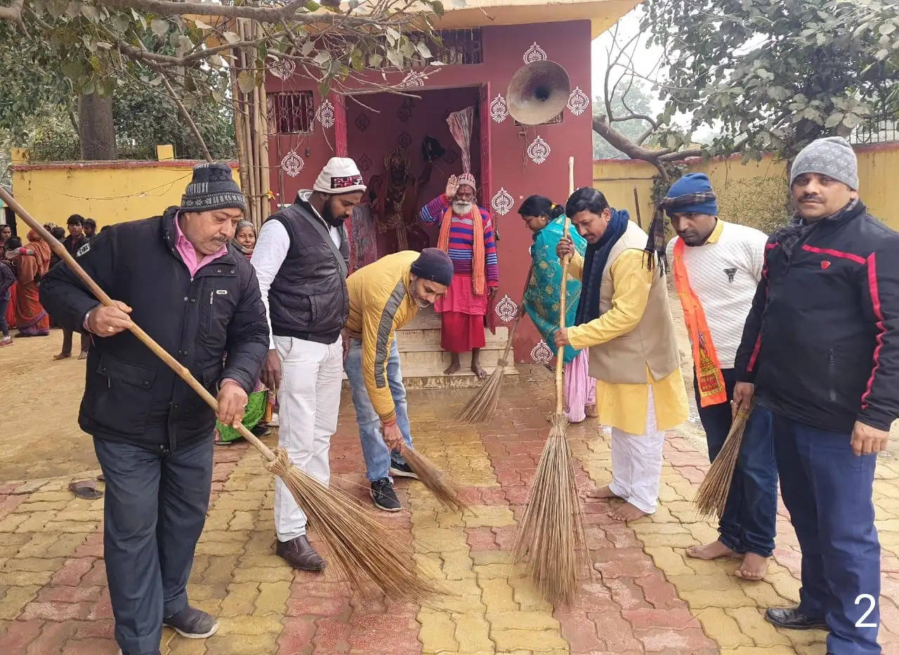 भाजपा कार्यकर्ताओं ने मंदिर में चलाया सफाई अभियान