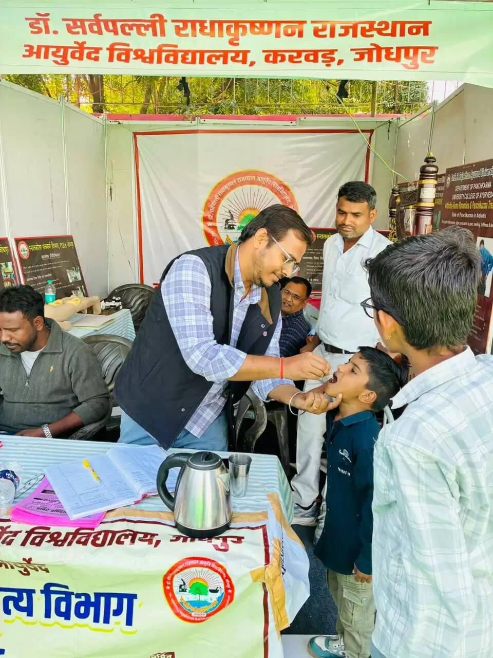 हस्तशिल्प उत्सव : आयुर्वेद विश्वविद्यालय की तरफ से बच्चों को पिलाई स्वर्ण प्राशन ड्रॉप