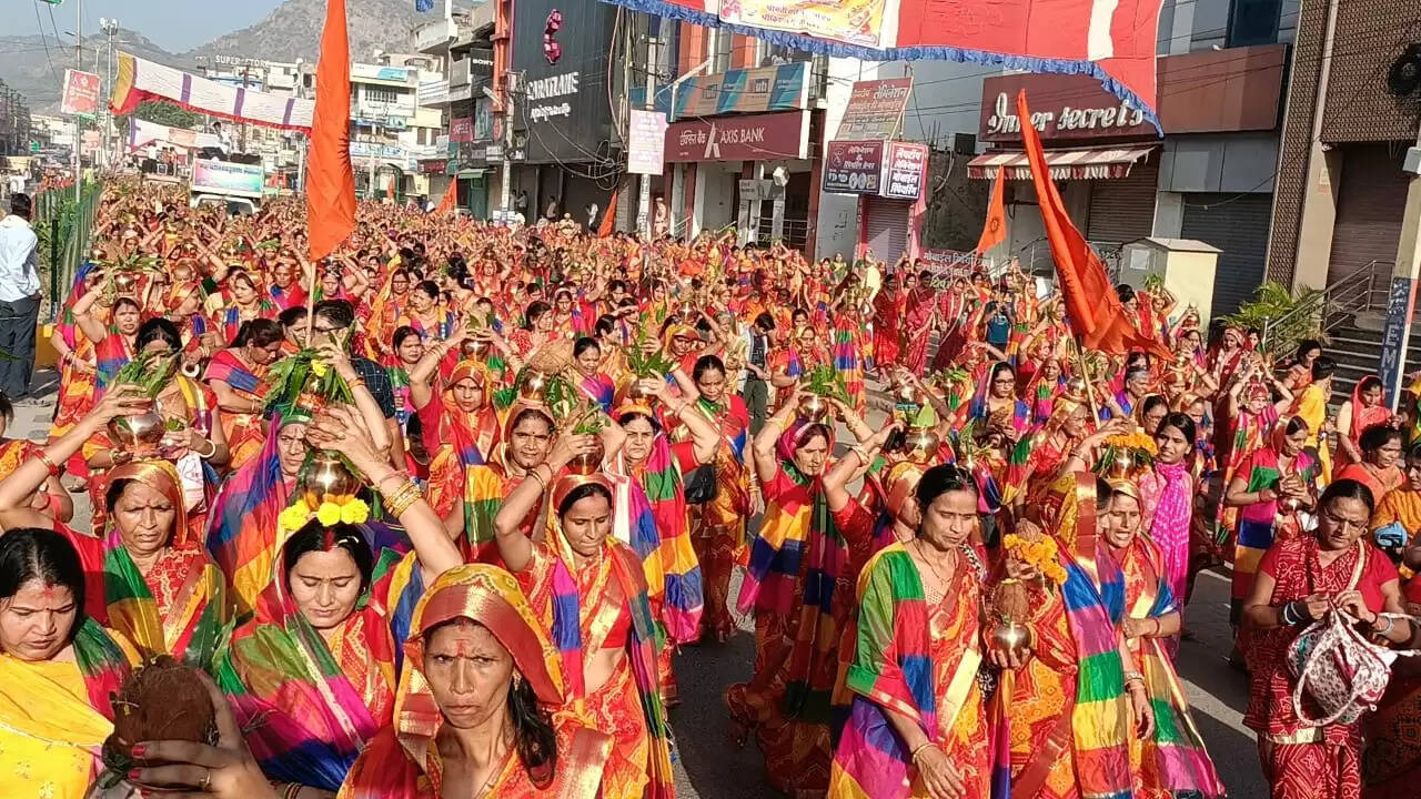 बागेश्वर धाम के पंडित धीरेंद्र शास्त्री शुक्रवार को आएंगे अलवर, आज हजारों महिलाओं ने निकाली कलश यात्रा