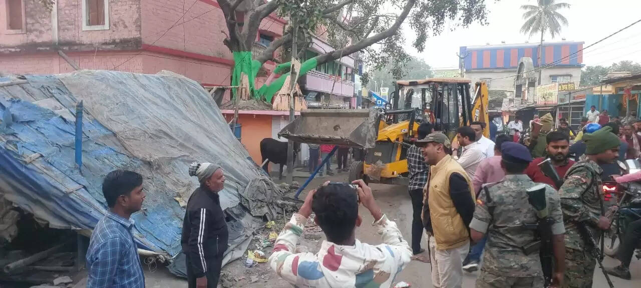 फारबिसगंज में अतिक्रमणकारियों पर चला नप प्रशासन का बुलडोजर