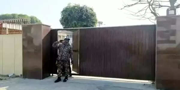 फरीदाबाद में पूर्व कैबिनेट मंत्री महेंद्र प्रताप सिंह के आवास पर ईडी की छापेमारी