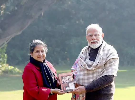 शर्मिष्ठा ने अपने पिता प्रणब मुखर्जी पर लिखी पुस्तक प्रधानमंत्री को भेंट की