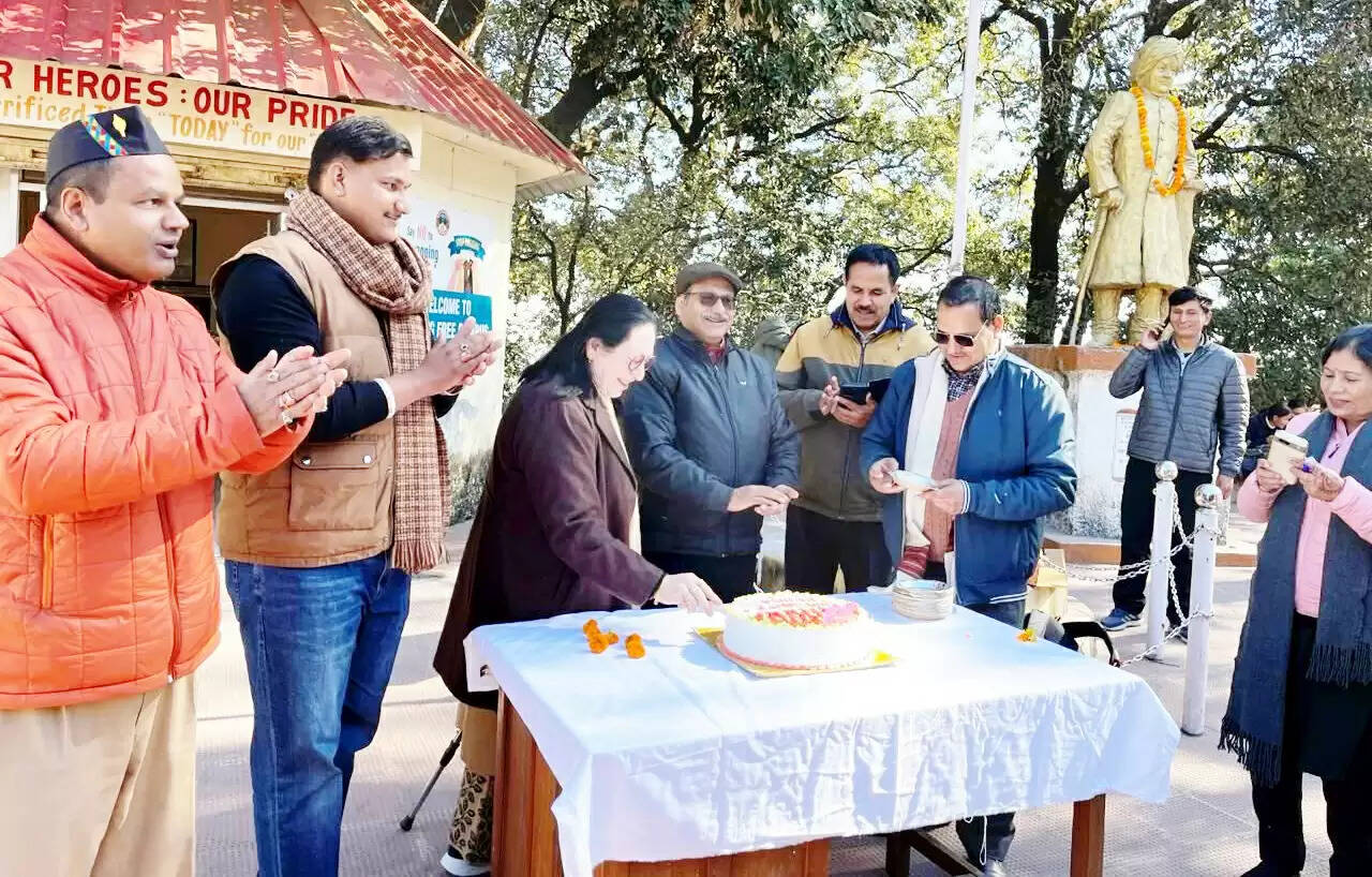 कुमाऊं विश्वविद्यालय के 53वें स्थापना दिवस पर काटा गया केक