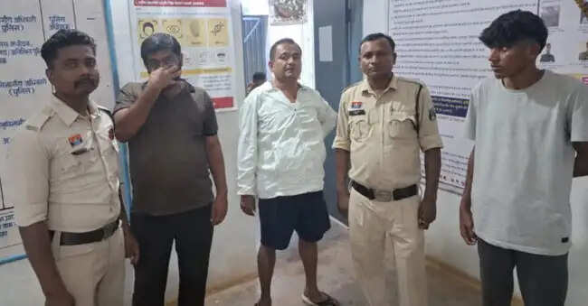 ऑनलाइन सट्टा खिलाने वाले तीन आरोपित गिरफ्तार, 6.88 लाख की राशि किया होल्ड