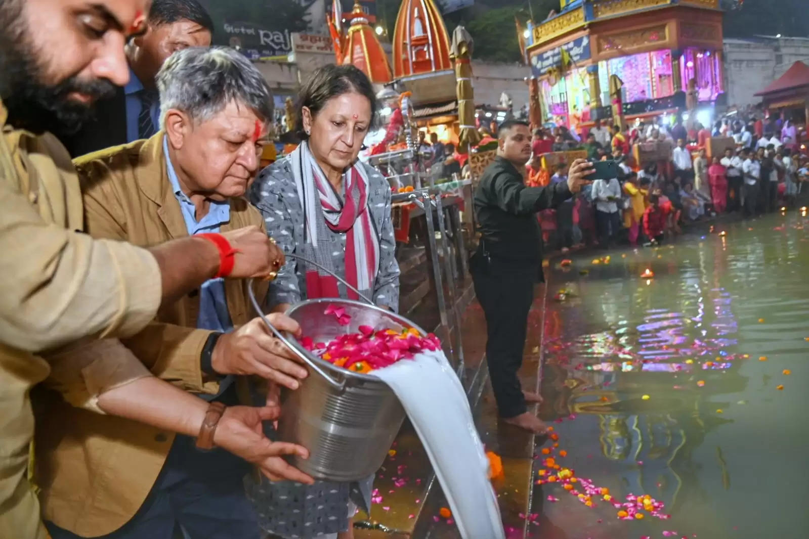 नीति आयोग उपाध्यक्ष ने की गंगा पूजा और आरती