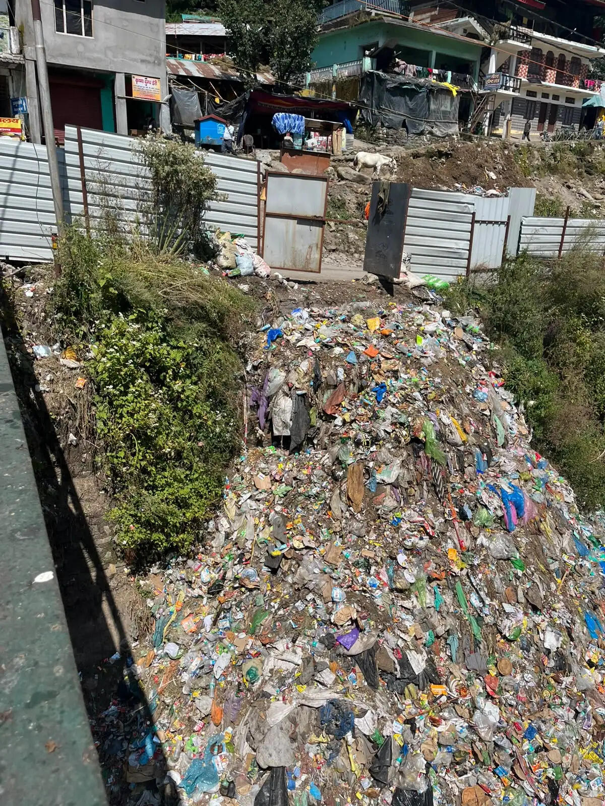 यमुनोत्री धाम में जानकीचट्टी में लगा कूड़े का ढ़ेर बना परेशानी का सबब
