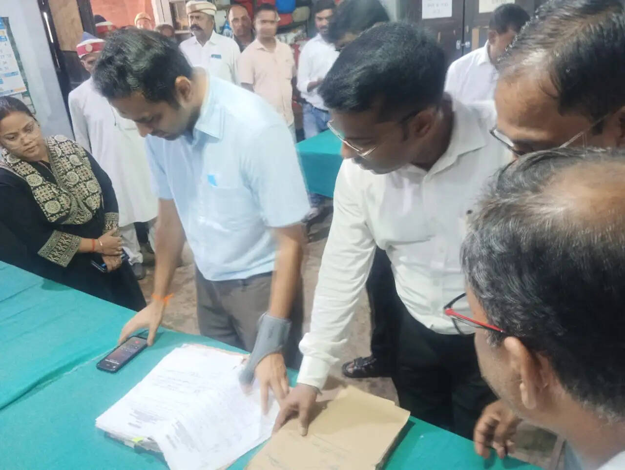 लंबित वादों के शीघ्र निस्तारण करें अधिकारी: जिलाधिकारी
