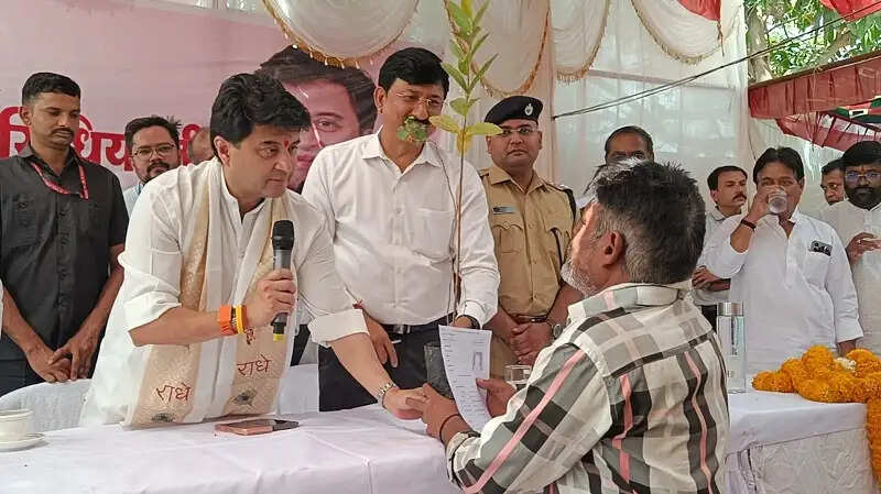 मप्रः केंद्रीय मंत्री सिंधिया ने म्याना में सुनीं जनसमस्याएं, मौके पर किए निराकरण