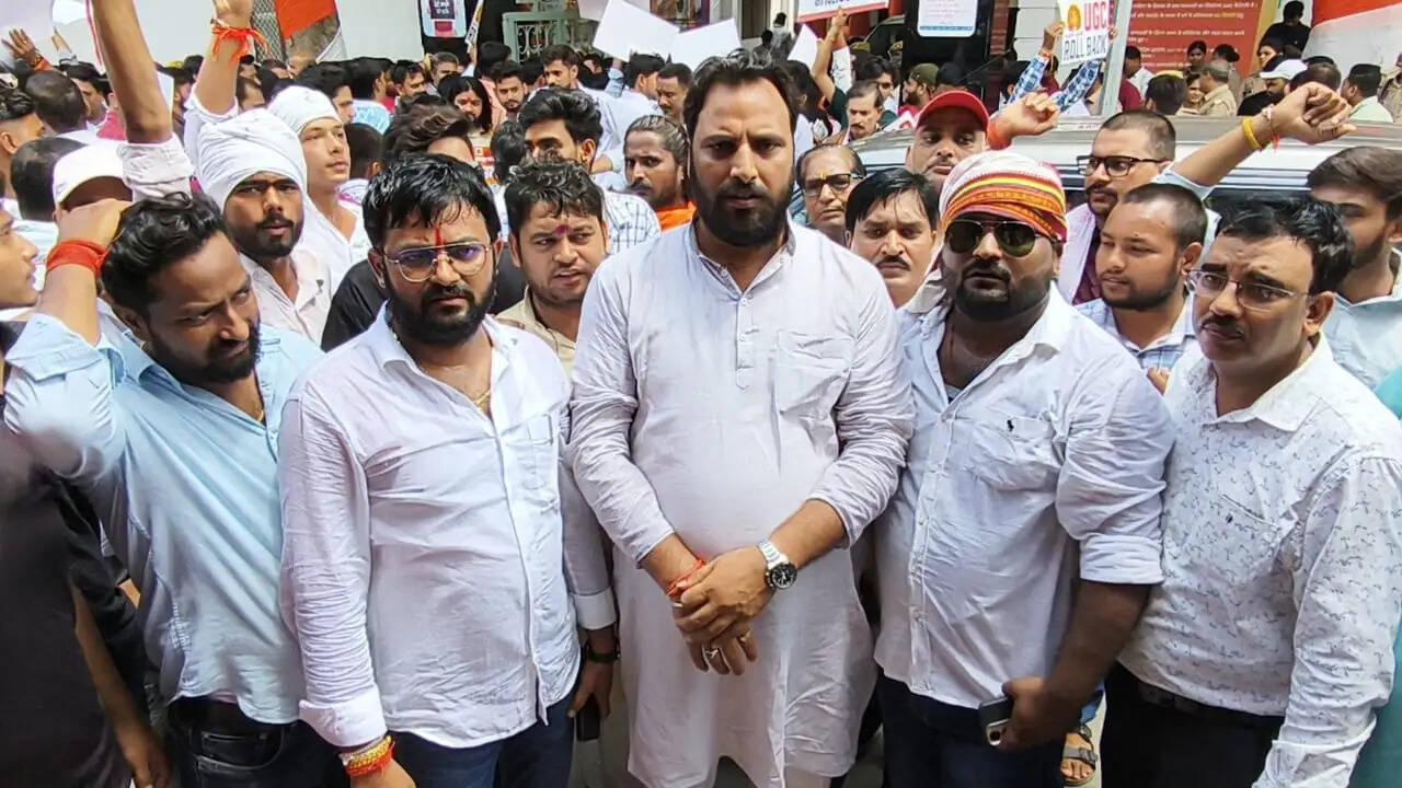 जौनपुर में ब्राह्मण एकता परिषद ने विभिन्न मांगों को लेकर किया प्रदर्शन, सौंपा ज्ञापन