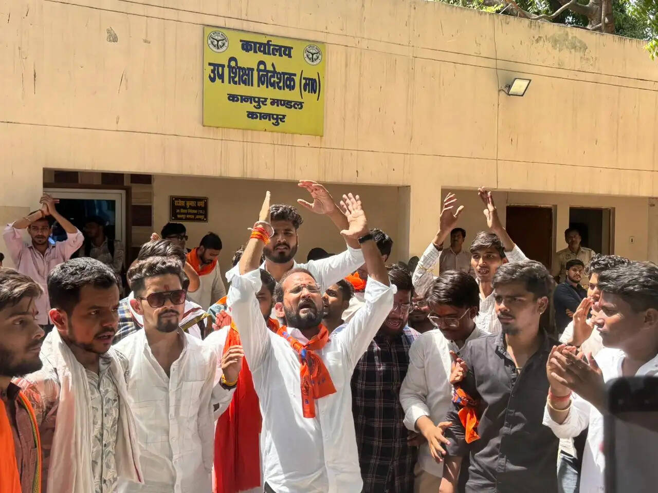विद्यालयों में अनियमितताओं पर आंदोलन की चेतावनी, छात्रहित से समझौता नहीं : दिनेश यादव