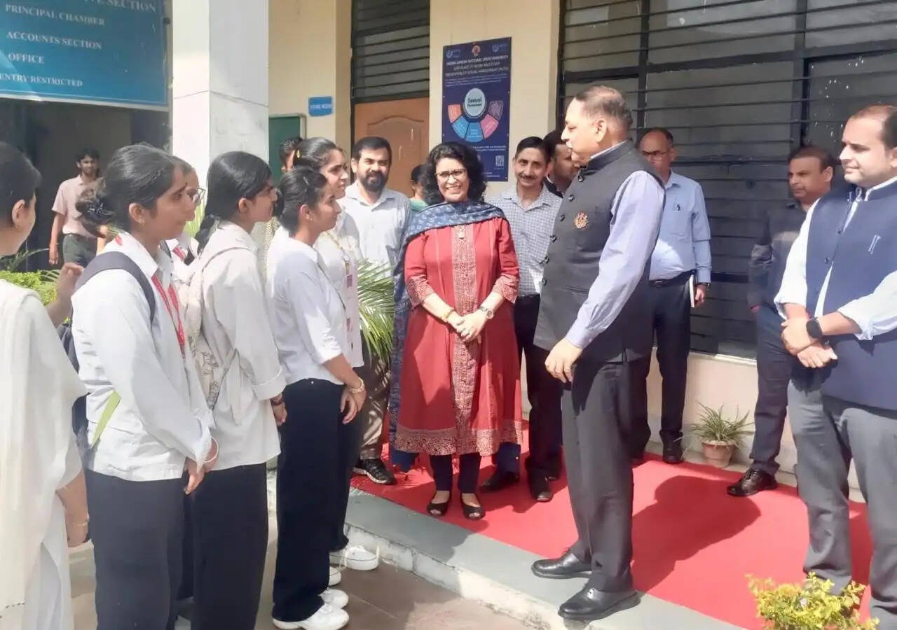 डिग्री कॉलेज हीरानगर की नवाचार व कौशल विकास पहलों से प्रभावित हुए आयुक्त सचिव