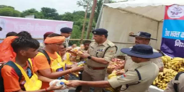 एसएसपी ने कांवड़ियों को किया फल एवं जूस वितरित