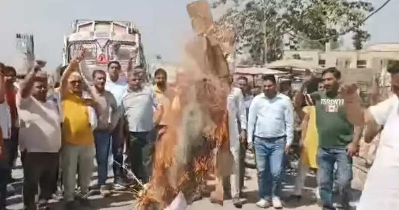 यमुनानगर: विहिप कार्यकर्ताओं ने आतंकी हमले के खिलाफ पाकिस्तान का फूंका पुतला