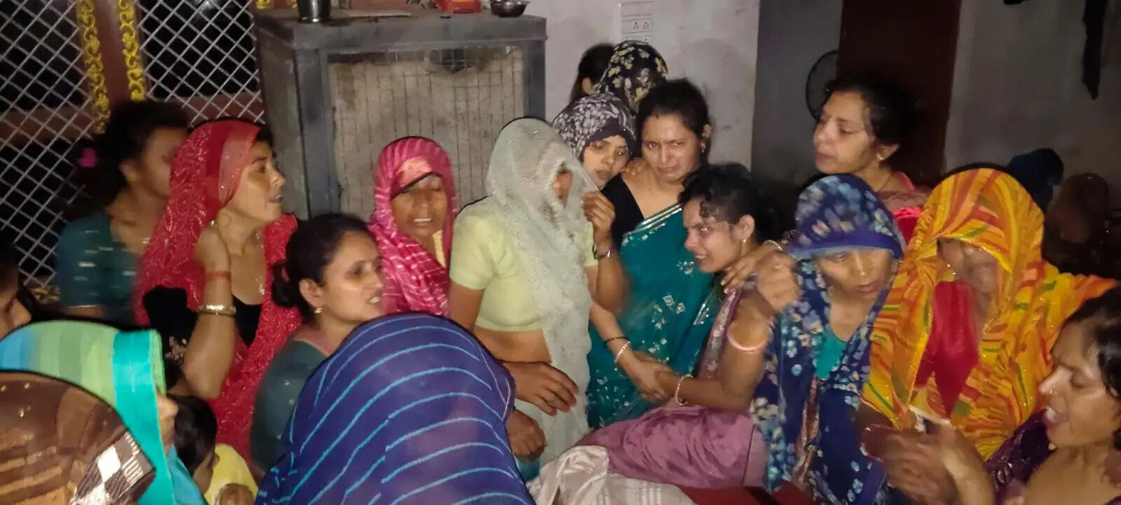 कंटेनर में हाइटेंशन लाइन का करंट दौड़ा, बालक की मौत, युवक झुलसा