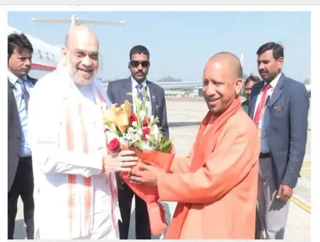 गृह&nbsp;मंत्री अमित शाह पहुंचे प्रयागराज,&nbsp;संगम में लगाएंगे डुबकी,&nbsp;साधु-संतों का लेंगे आशीर्वाद