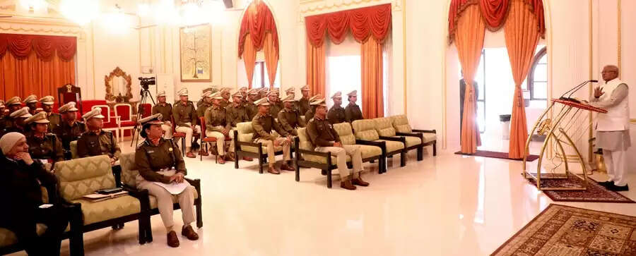 अपनी सांस्कृतिक अनुभूतियों और प्रशिक्षण के निर्देशों का देश हित में उपयोग करें प्रशिक्षु अधिकारी : राज्यपाल पटेल