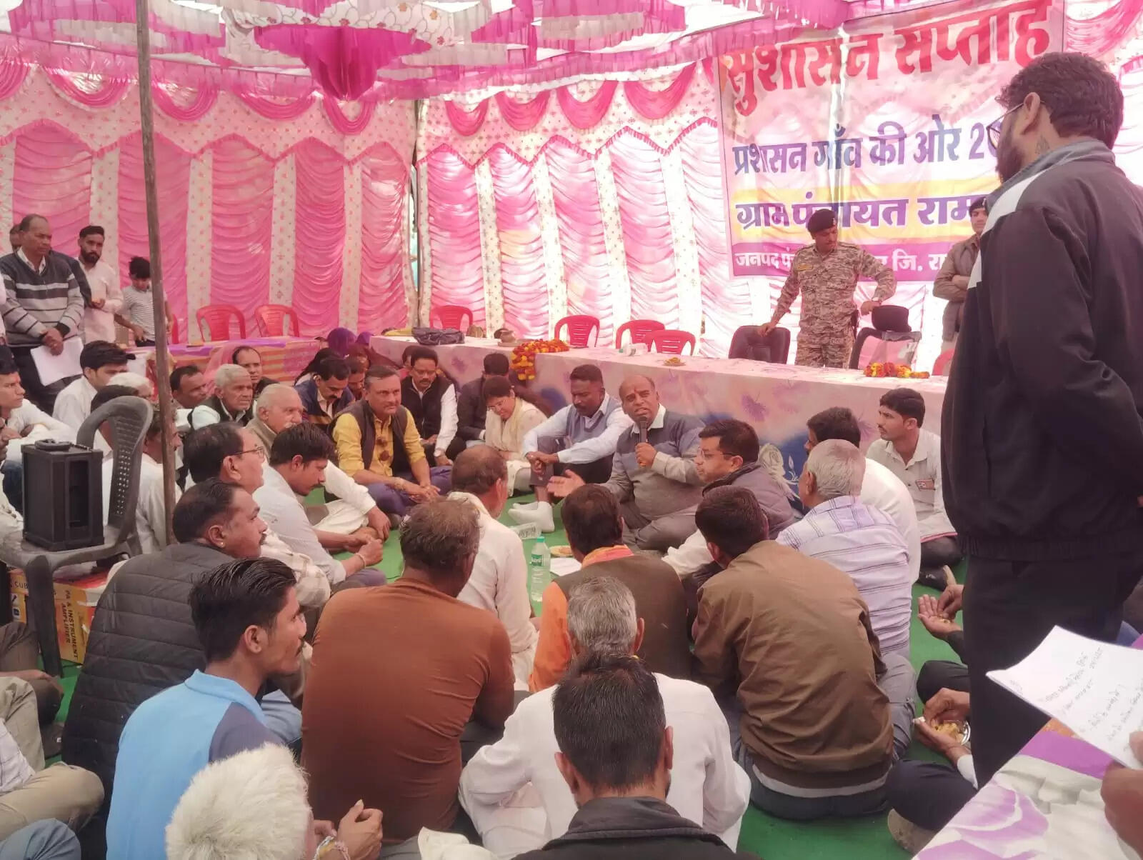 राजगढ़ः शिविर में कलेक्टर ने जमीन पर बैठकर सुनी ग्रामीणों की समस्याएं