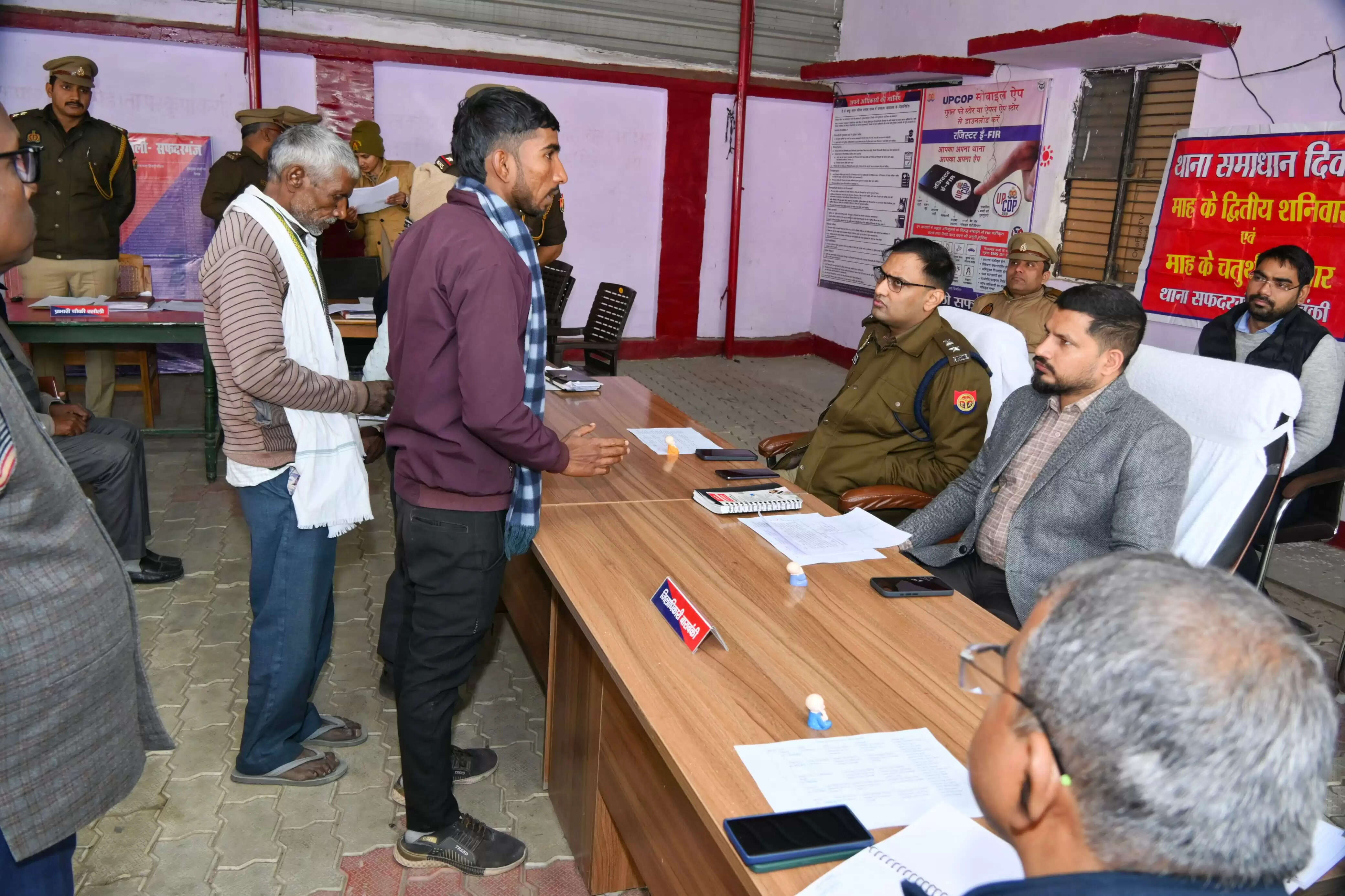 डीएम और एसपी ने थाना समाधान दिवस में लाेगाें की जनसमस्याएं सुनी