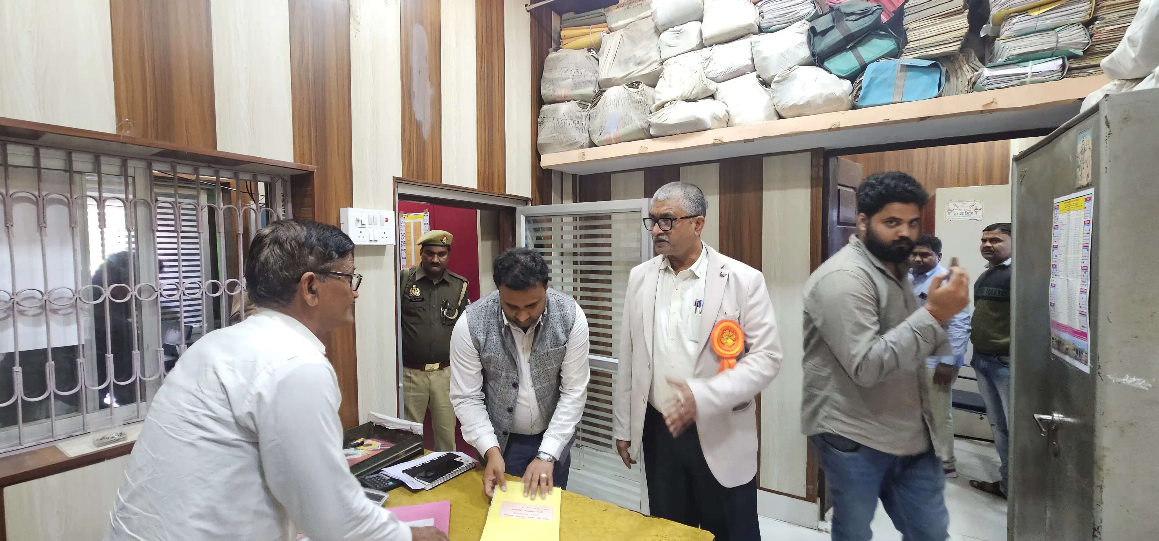 कायमगंज में डीएम का तूफानी दाैरा, अधिकारियों में हड़कम्प