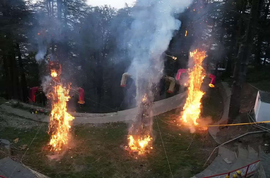 शिमला में रही दशहरा पर्व की धूम, जाखू में मुख्यमंत्री ने किया रावण के पुतले का दहन