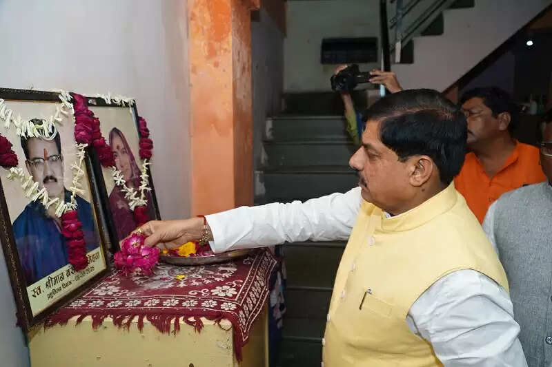 उज्जैनः प्रेस क्लब में भगवान श्री गणेश की आरती में शामिल हुए मुख्यमंत्री डॉ. यादव
