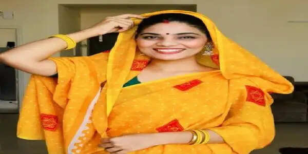 आतंकी हमले के बाद प्रधानमंत्री पर टिप्पणी कर रही गायिका नेहा सिंह राठौर के विरूद्ध दर्ज हुई एफआईआर