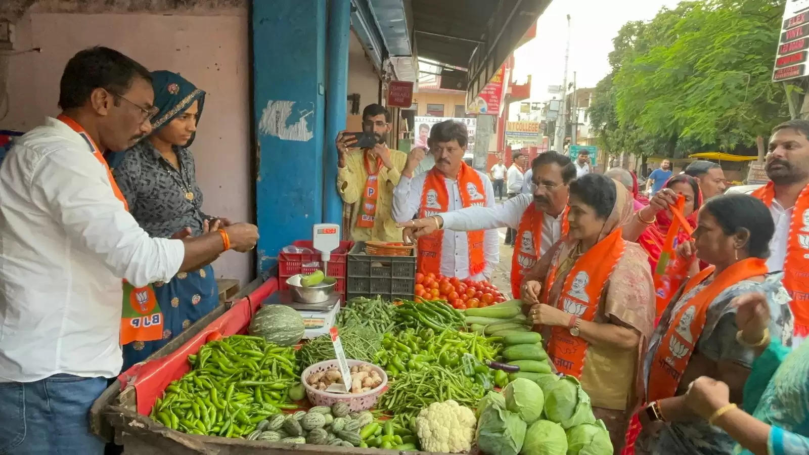 भाजपा ओबीसी मोर्चा की राष्ट्रीय उपाध्यक्ष कृष्णा गौर ने महेश नगर मंडल में घर—घर जाकर दिलाई भाजपा की सदस्यता