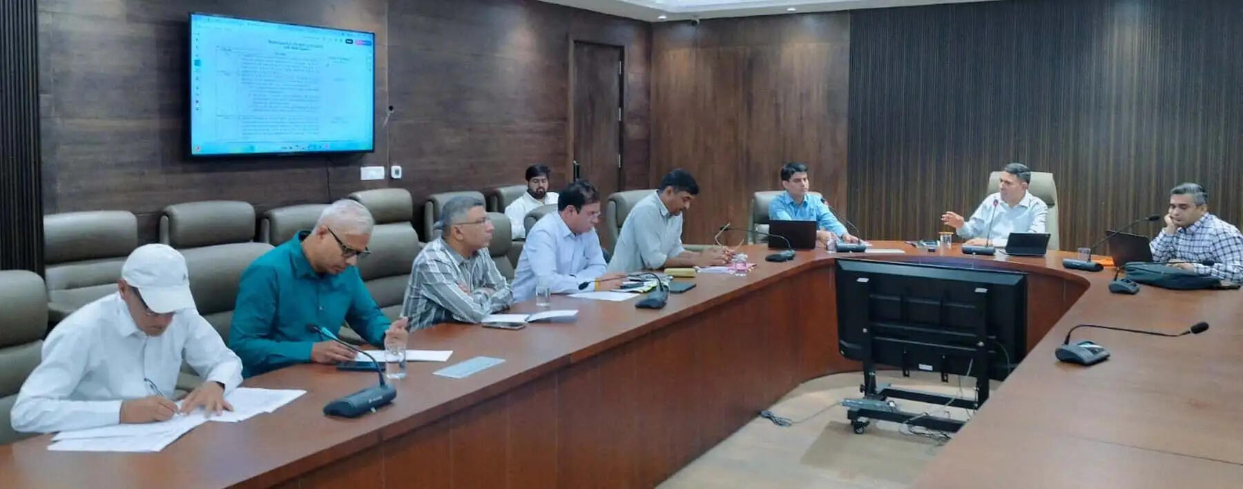 गुरुग्राम: वायु प्रदूषण, पार्किंग, ईवी चार्जिंग स्टेशन व ठोस कचरा प्रबंधन पर निगम की सख्ती