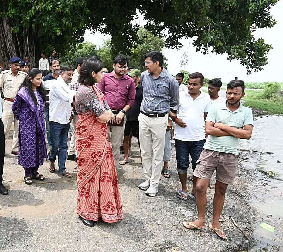 गंगा के बढ़ते जलस्तर से प्रशासन अलर्ट, डीएम ने तटवर्ती क्षेत्रों का किया निरीक्षण