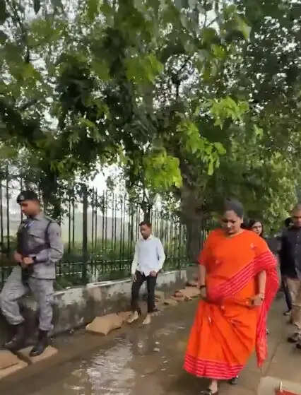 दिल्ली में बारिश के बाद जलभराव, सीएम रेखा का औचक निरीक्षण