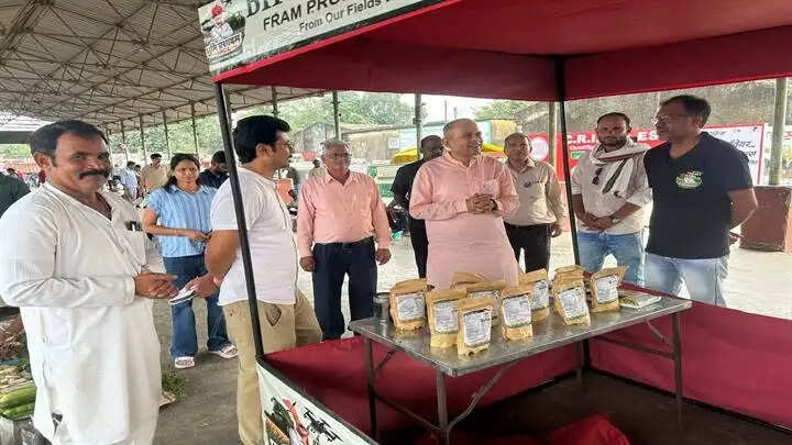 जबलपुरः जैविक हाट में नागरिकों ने खरीदे प्राकृतिक खेती से तैयार उत्पाद, विधायक नीरज सिंह ने की किसानों से चर्चा