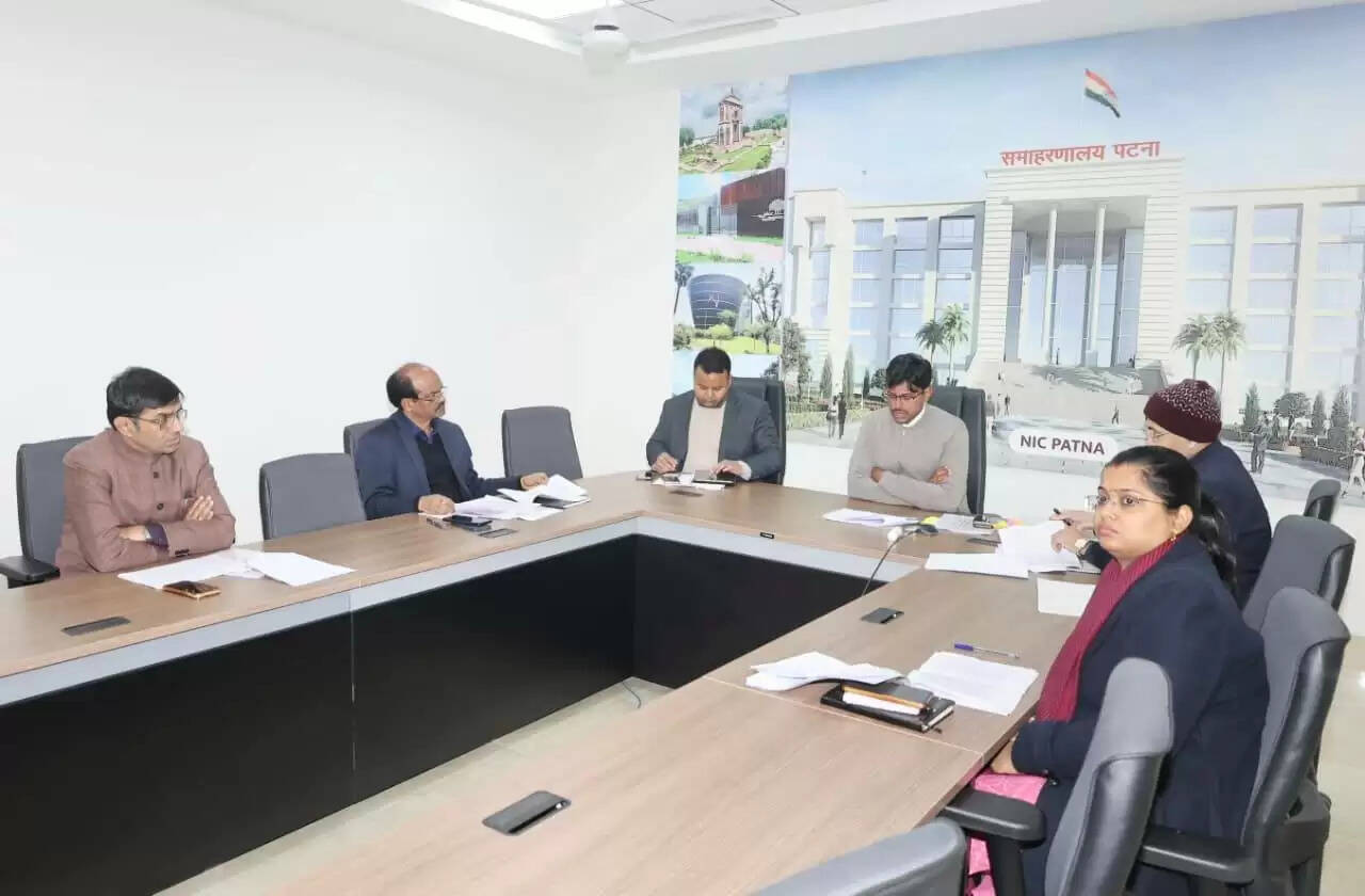 जिलाधिकारी ने की बिहार लोक सेवाओं का अधिकार अधिनियम से संबंधित मामलों की समीक्षा