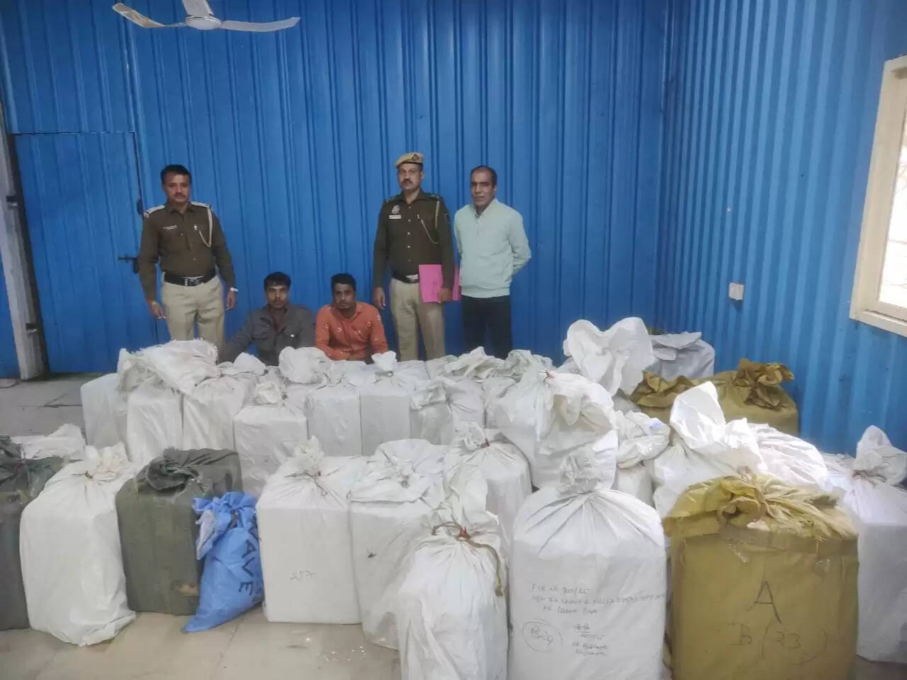 दिल्ली के लाहौरी गेट में नकली सिगरेट का बड़ा भंडाफोड़, 3.50 लाख से अधिक सिगरेट स्टिक बरामद, दाे गिरफ्तार