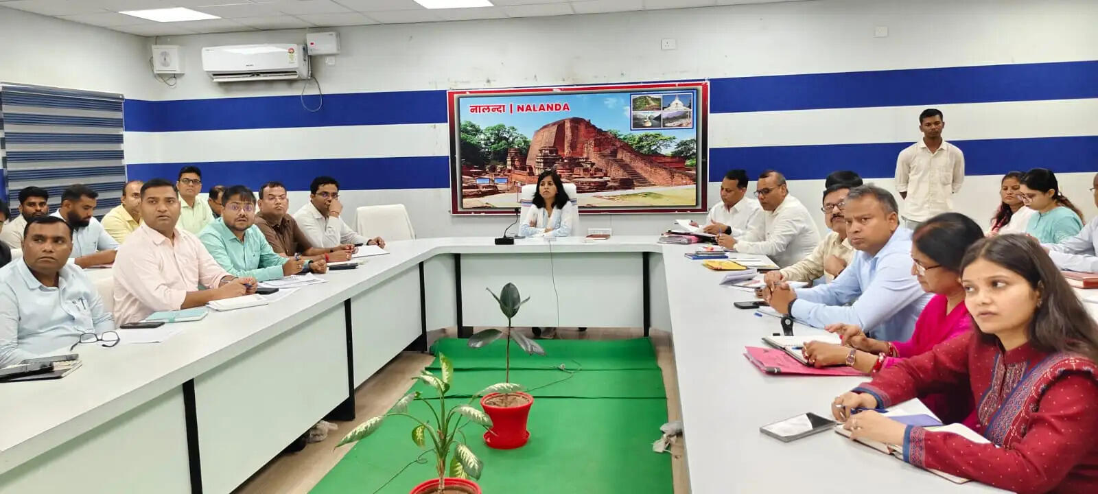 विकास योजनाओं में दिखे धरातल पर बदलाव, जनोपयोगी कार्यों से बदलेगी पंचायतों की तस्वीर : डीएम