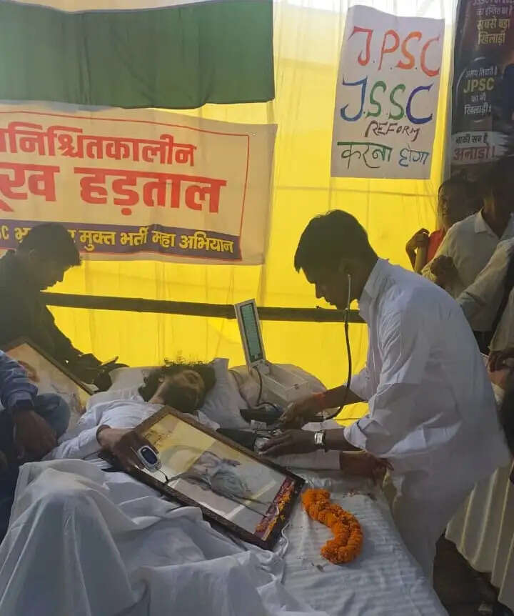जेपीएससी-जेएसएससी अभ्यर्थियों का सत्याग्रह 11वें दिन भी जारी, भूख हड़ताल पर बैठे छात्र नेता की तबीयत बिगड़ी