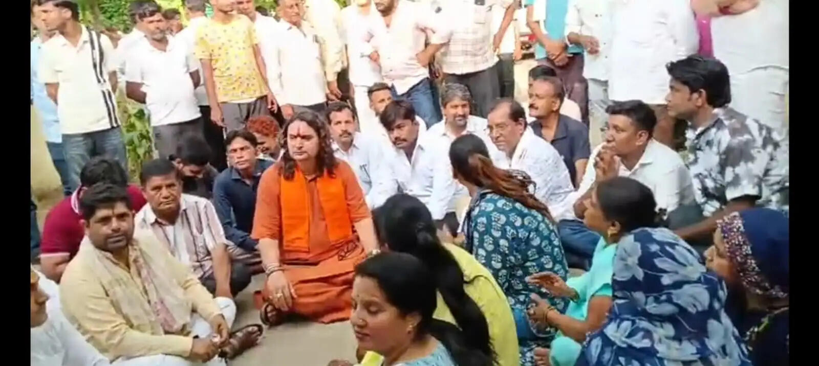 भाजपा विधायक बालमुकुंद आचार्य ब्रह्मपुरी थाने में धरने पर बैठे
