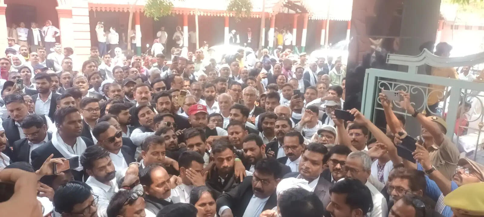 लखनऊ में लाठीचार्ज के विरोध में जौनपुर के वकीलों ने कार्य बहिष्कार कर किया प्रदर्शन