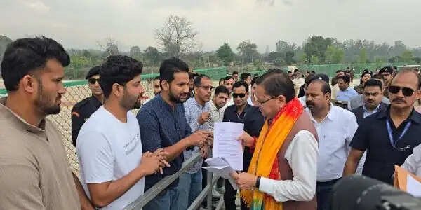 खटीमा दौरे पर मुख्यमंत्री धामी ने सुनीं जनसमस्याएं, समाधान के दिए निर्देश