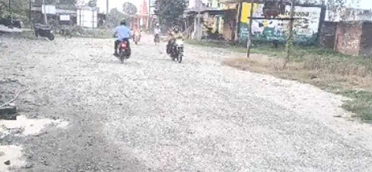 छह साल पहले बनी सड़क बदहाल, गड्ढों में तब्दील हुआ तीन किलोमीटर का रास्ता
